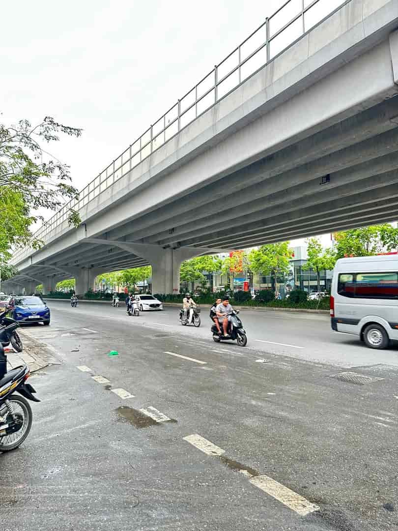 Mặt đường Phạm Văn Đồng Bắc Từ Liêm, vị trí đẹp vỉa hè đá bóng kính doanh. Dt 212m2 giá 98.5 tỷ