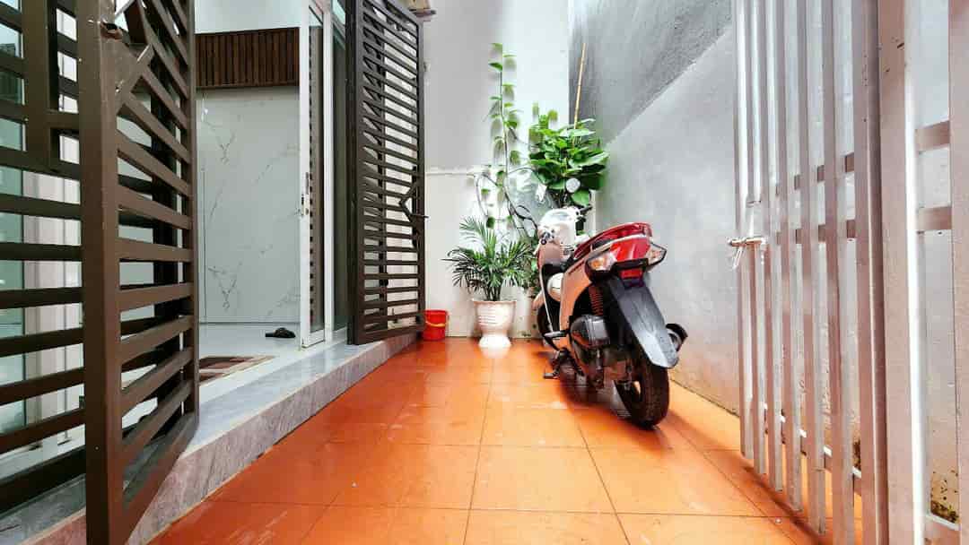 Nhà 3 tầng Thiên Lôi, sân cổng riêng, 45m, gần AEON, Giá 2.55 tỉ