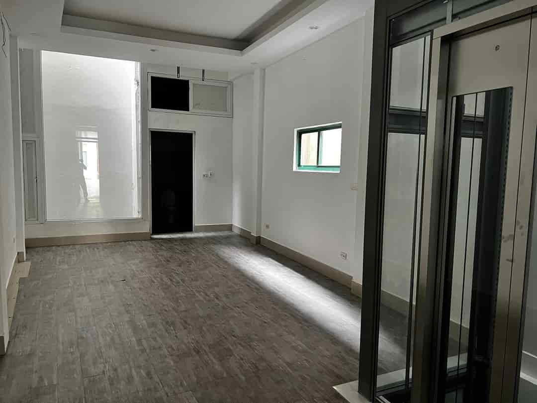 Mặt phố Giảng Võ, Đống Đa 112m2 6T Thang máy MT 4m, Giá đầu tư Chỉ 32 Tỷ