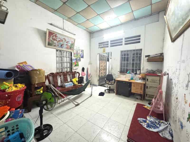 Án gấp nhà cấp 60m2- 4 nở hậu, gần Đường Sách, Vincom Lê Văn Việt, chỉ 2.7 tỷ