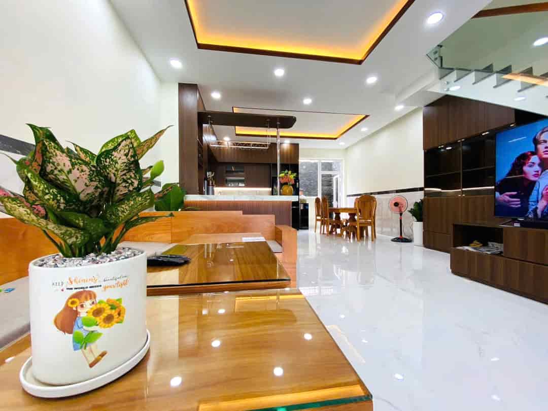 Nhà 4 tầng Vip Hiệp Phú, 6PN, 147m², gần Vincom, giá rẻ hơn thị trường 2 tỷ