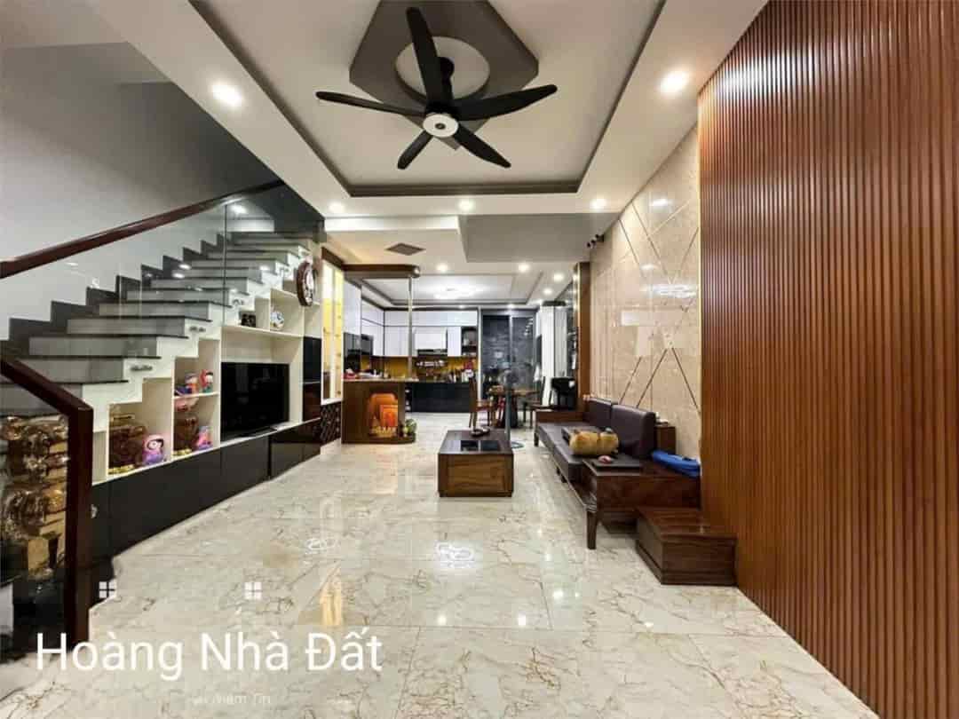 Nhà đẹp ngay Phú Mỹ Hưng, 4 tầng, 8.3 tỷ, full nội thất