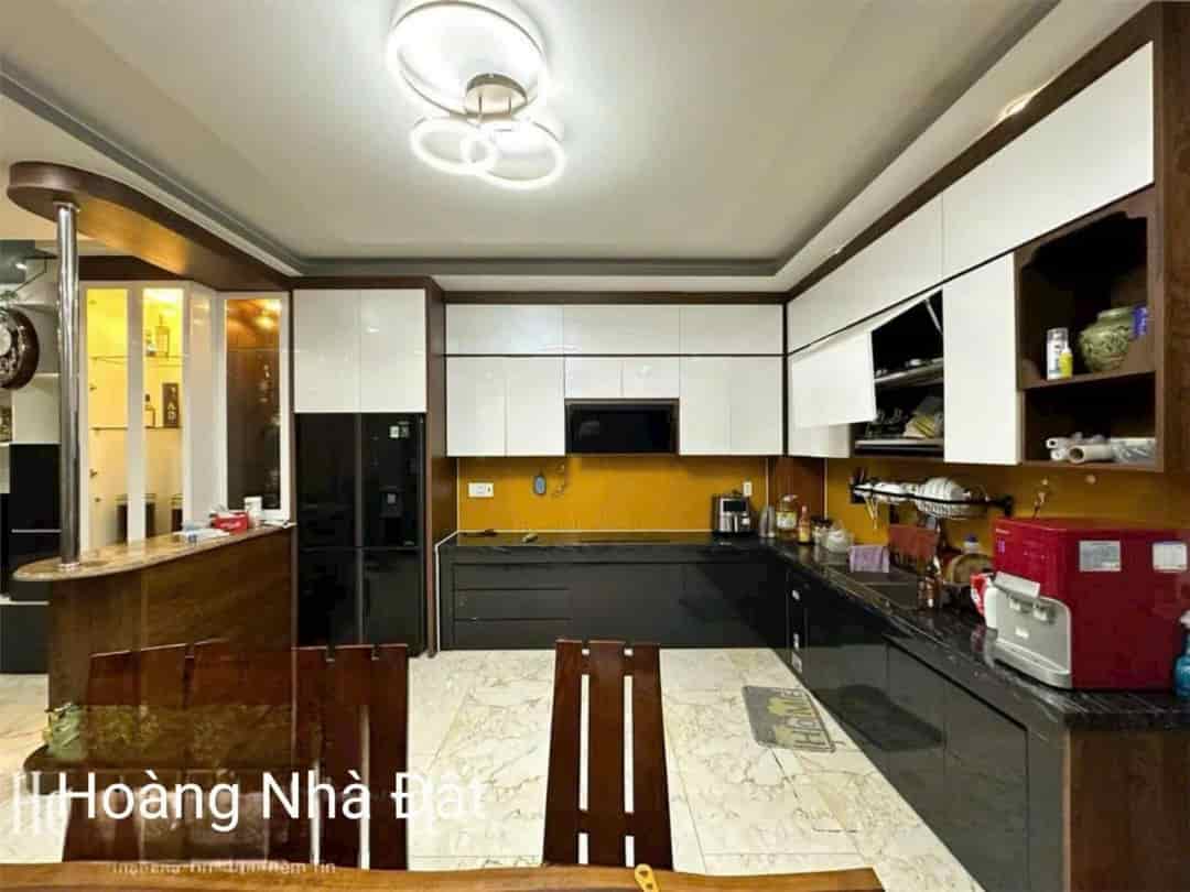 Nhà đẹp ngay Phú Mỹ Hưng, 4 tầng, 8.3 tỷ, full nội thất