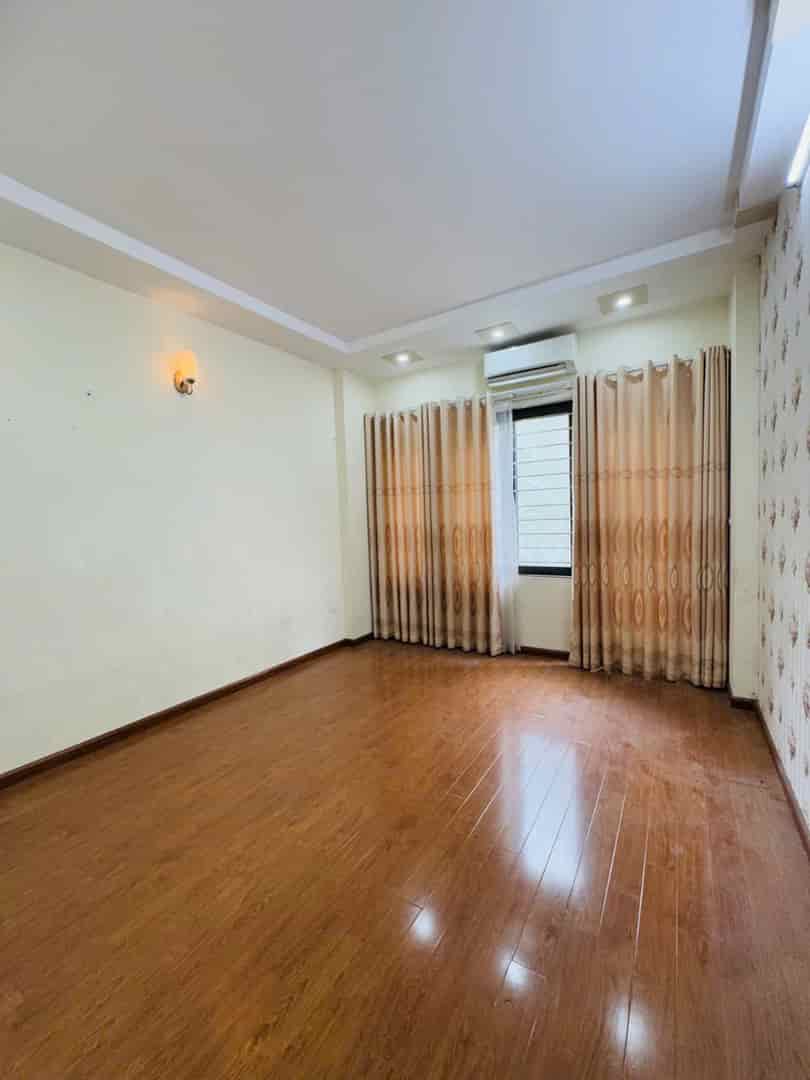 Bán nhà Trần Quốc Hoàn 45,m 6T, MT3,7m , giá 18.5 tỷ Cầu Giấy