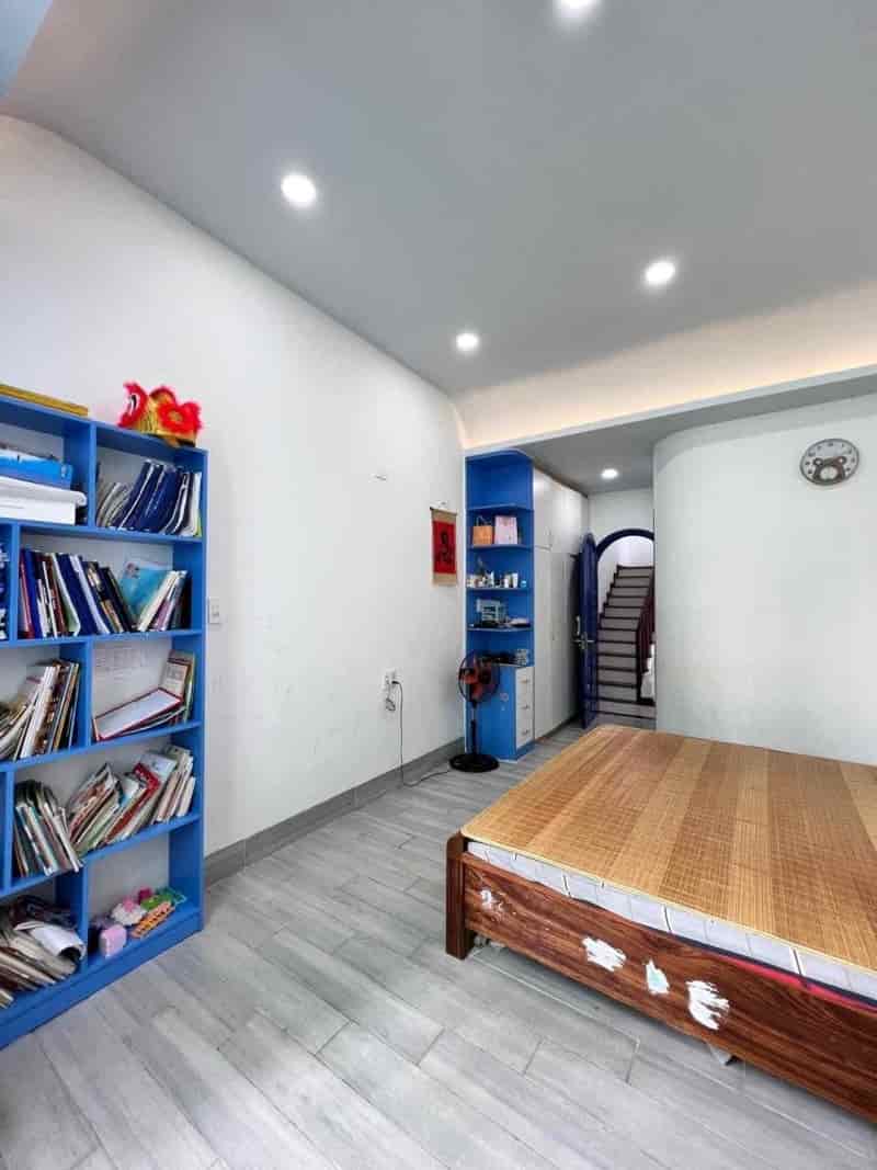 Nhà gần MT Thi Sách, 20m Ô tô Đậu, 60m2, 3 tầng mới xây 2 năm, cực chắc, an toàn trẻ nhỏ và người già, 4.5