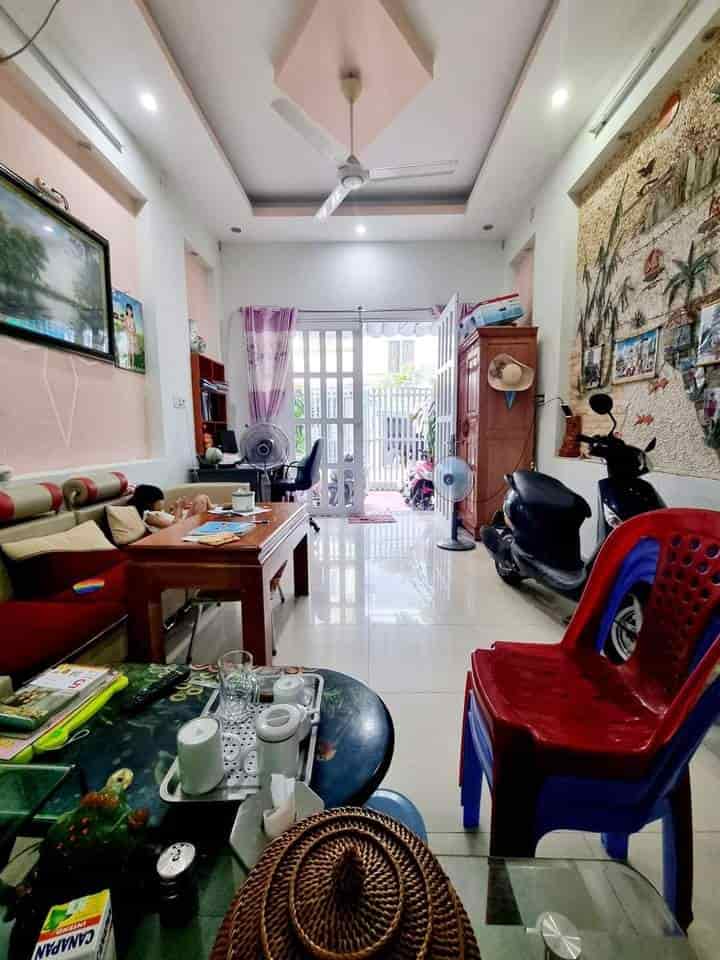 Về quê sinh sống bán nhanh nhà đường Xóm Chiếu, Quận 4. Giá bán chỉ 2tỷ450 /hẻm 6m ô tô/60m2