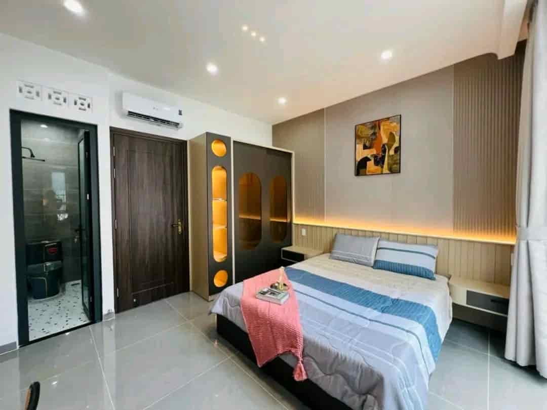 Sang nhượng 2 tỷ 400 nhà 38m2 Hoàng Diệu, quận 4, cách THPT Nguyễn Trãi 300m.