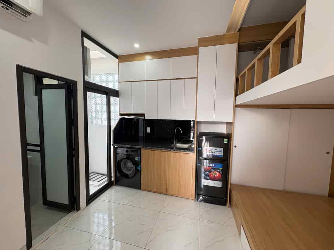 Cho Thuê CCMN 103 Pháo Đài Láng 30m2 Gác Xép + Giường Ban Công Cửa Sổ Giặt Riêng Thang Máy Gần Chợ Ở Sướng