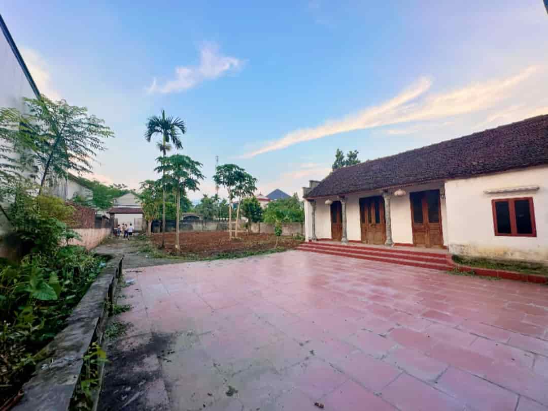 Góc bán đất tặng Nhà khang trang trên đất - 2 mặt tiền trước sau