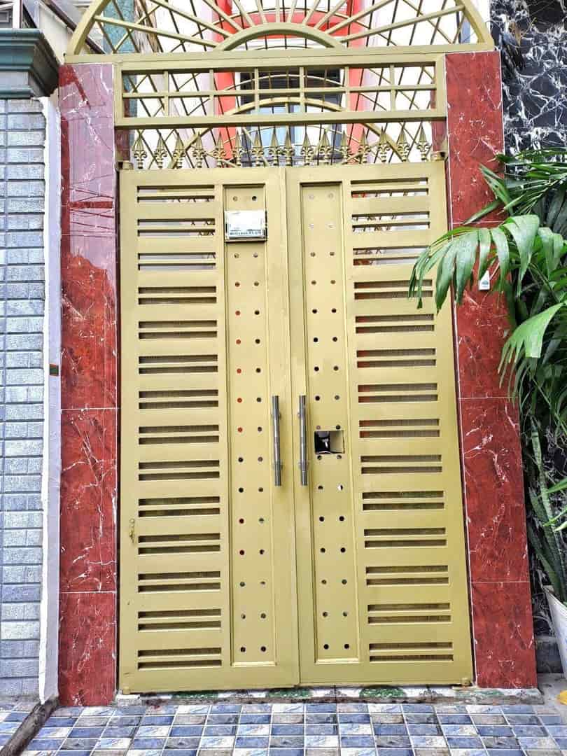 Bán nhà mới, 4 tầng, 84m2, rất thoáng mát và yên tĩnh, có sân trước và sau nhà, gần chợ