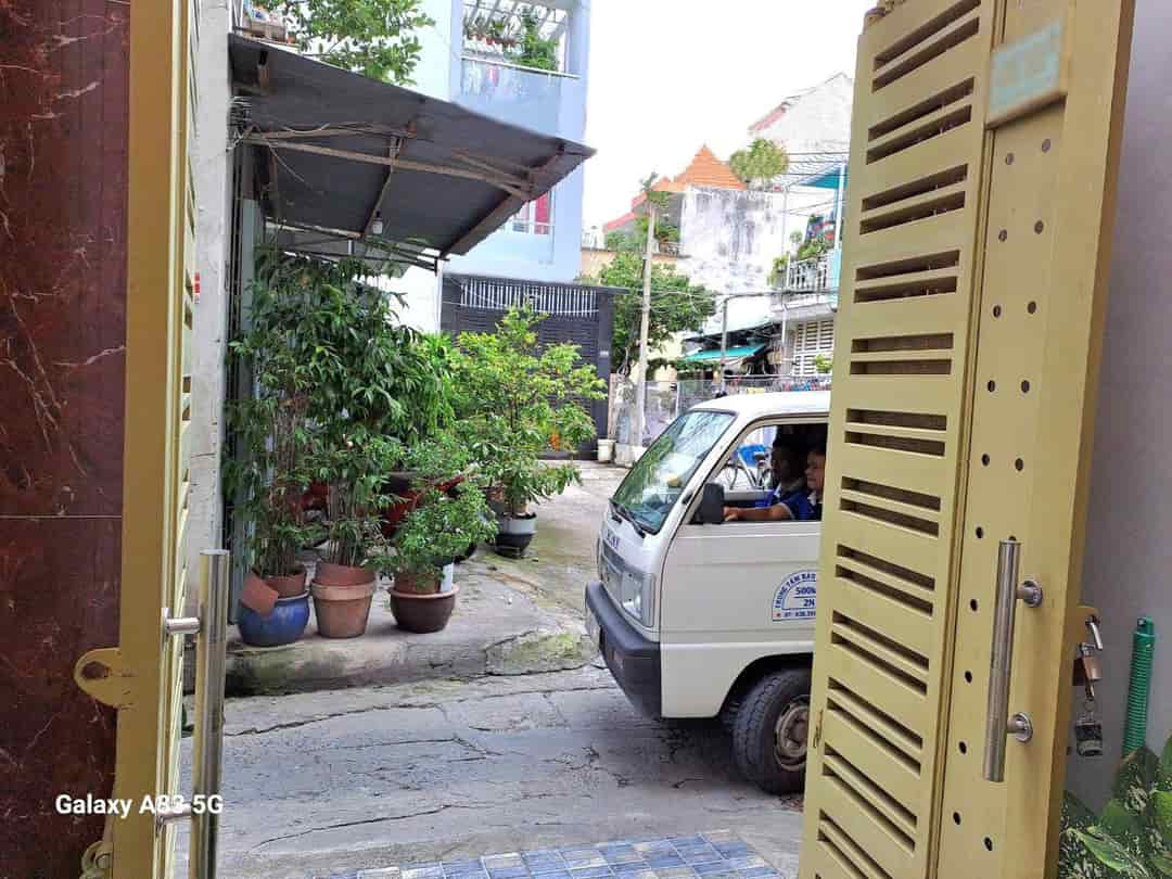 Bán nhà mới, 4 tầng, 84m2, rất thoáng mát và yên tĩnh, có sân trước và sau nhà, gần chợ