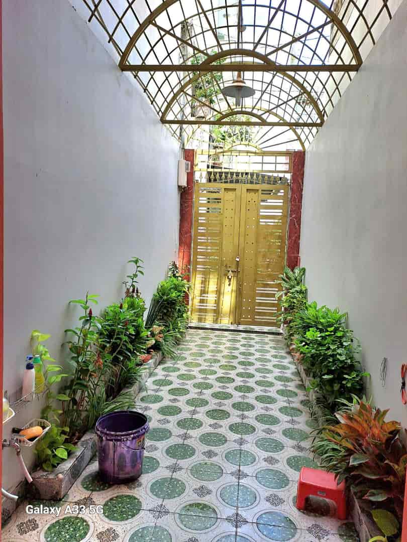 Bán nhà mới, 4 tầng, 84m2, rất thoáng mát và yên tĩnh, có sân trước và sau nhà, gần chợ