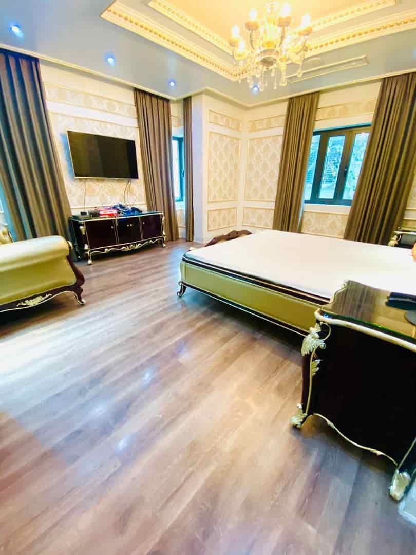 ⚜️ Biệt Thự VIP KĐT Dịch Vọng, 268m2 4T MT 16m, Siêu Đẹp Tặng Nội Thất 20 Tỷ, Chỉ 72 Tỷ ⚜️