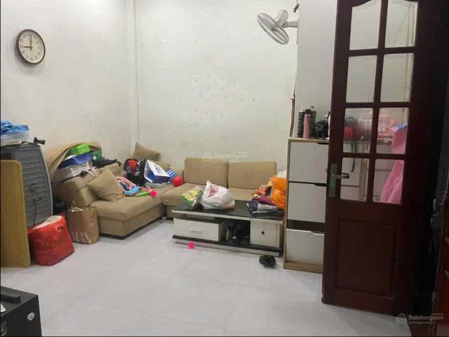 Cho thuê nhà ngõ Đỗ Nhuận, Đê Tô Hoàng, 2.5 tầng, 47m2, 3 ngủ ở gđ, nhóm 5 người