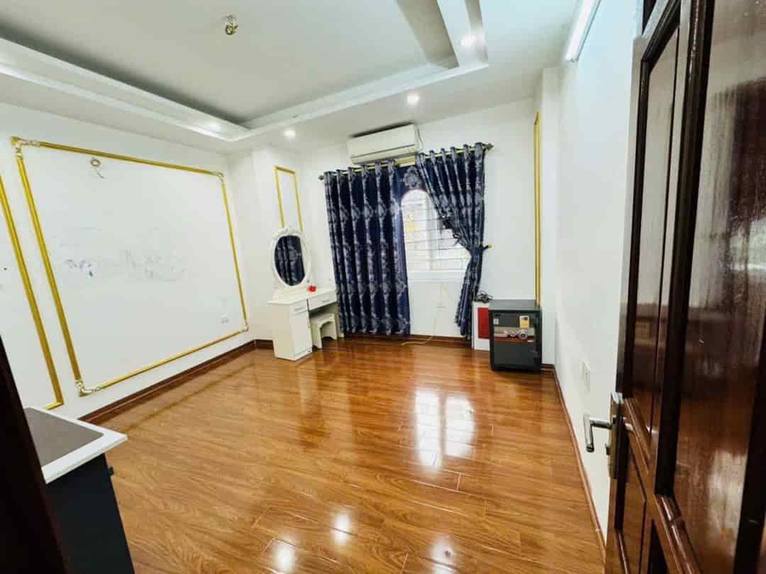 Cho thuê nhà Phố Chùa Bộc 4 tầng x 45m2, 4 ngủ, 15 Triệu/tháng
