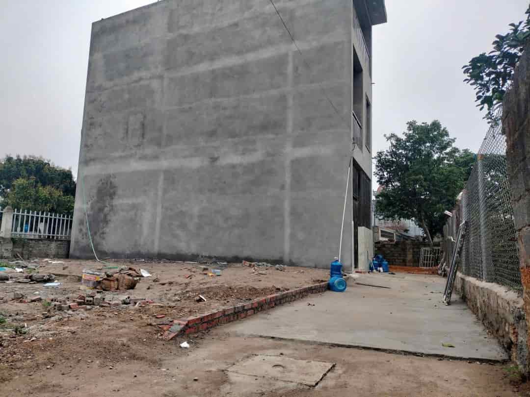 58,3m gần trường mầm non, cấp 1, cấp 2 mà chỉ nhỉnh 1,x tỉ
Mặt tiền rộng 4,65m