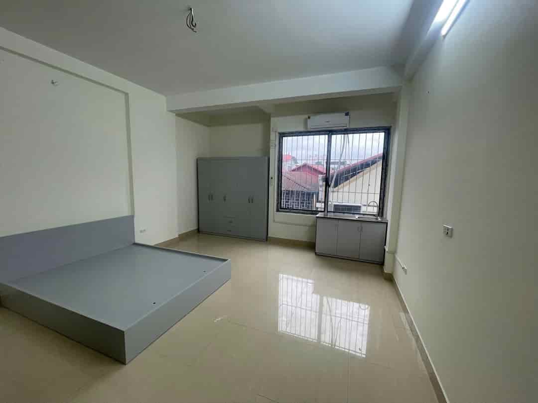 Cho thuê nhà nguyên căn ngõ 68 Cầu Giấy 35m, 5T, 4PKK giá 16 triệu, có ban công