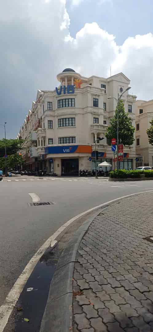 Lê thị hồng - 4 tầng - thang máy -105m2 - đường 10 - giá 17.7  tỷ - P17 - Gò Vấp