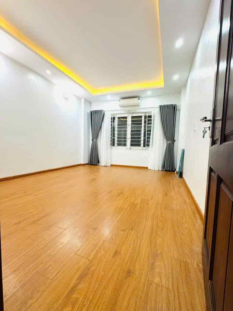 Nguyễn Đình Hoàn 36m2 x mặt tiền 4M - Thoáng 2 mặt - Ba gác đỗ cửa - Full nội thất.