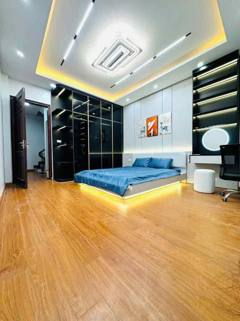 Nguyễn Đình Hoàn 36m2 x mặt tiền 4M - Thoáng 2 mặt - Ba gác đỗ cửa - Full nội thất