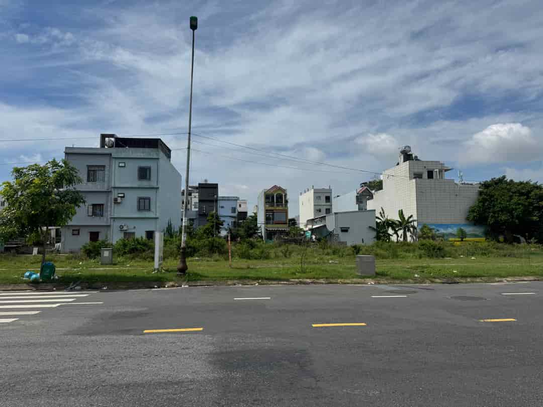 100m đất đường TRần Quốc Hoàn,H; Bắc,giá;8tr/tháng,thuê lâu dài