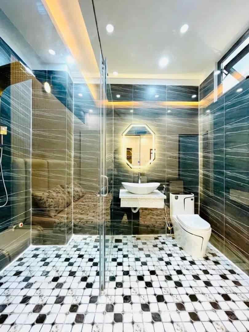 Sang Mỹ định cư bán gấp nhà 67,9m2 giá 2 tỷ 350 Nguyễn Tri Phương, P. 5, Quận 10. sang tên ngay trong ngày