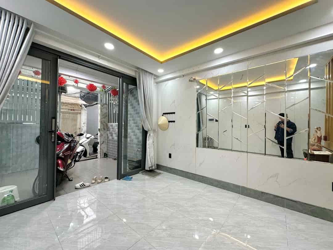 Bán Nhà Lê Văn Duyệt 60m2, 3 Tầng 5 PN Giáp Q1 Chỉ Hơn 5 Tỉ