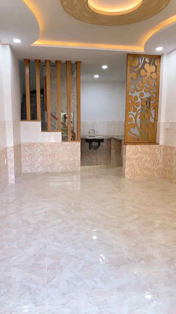 Bán nhà Lê Hồng Phong, phường 2, quận 5 giá 2 tỷ 300 triệu  DT 50m2, sổ riêng