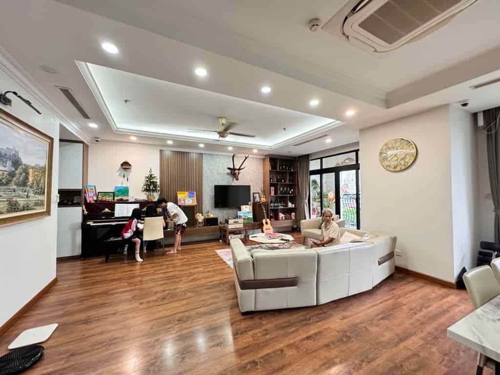 CĂN HỘ CHUNG CƯ CAO CẤP R2 ROYAL CITY - LÔ GÓC- THIẾT KẾ ĐẲNG CẤP . VIEW BỂ BƠI - HƯỚNG MÁT - TẶNG GẦN HẾT