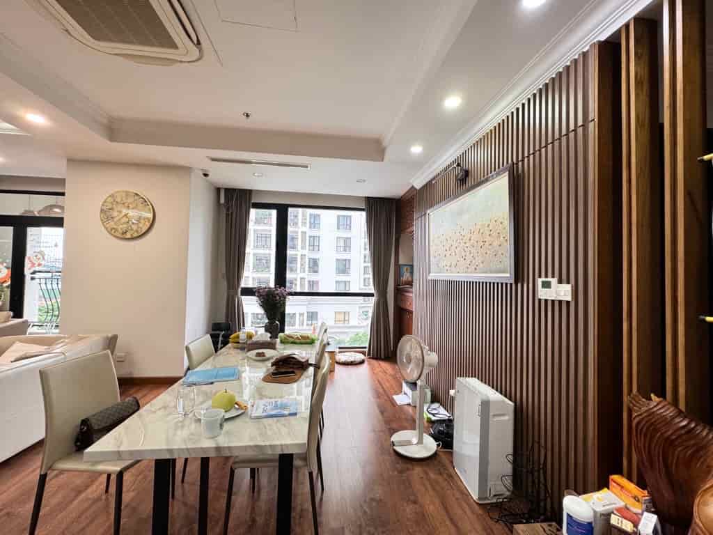 CĂN HỘ CHUNG CƯ CAO CẤP R2 ROYAL CITY - LÔ GÓC- THIẾT KẾ ĐẲNG CẤP . VIEW BỂ BƠI - HƯỚNG MÁT - TẶNG GẦN HẾT