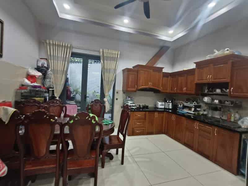 Bán nhà mặt phố Q.9, DT 112m², 4 tầng, 4PN, 5WC, 16.1 tỷ, sổ hồng