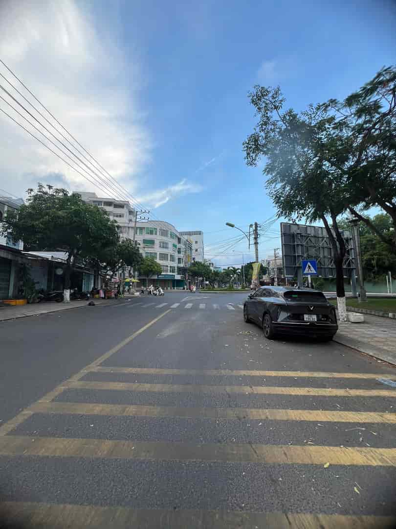 Nhà phố mặt tiền đường lớn Dã Tượng, Đối diện công viên,bùng binh Hoàng Sa Giá đầu tư không tưởng