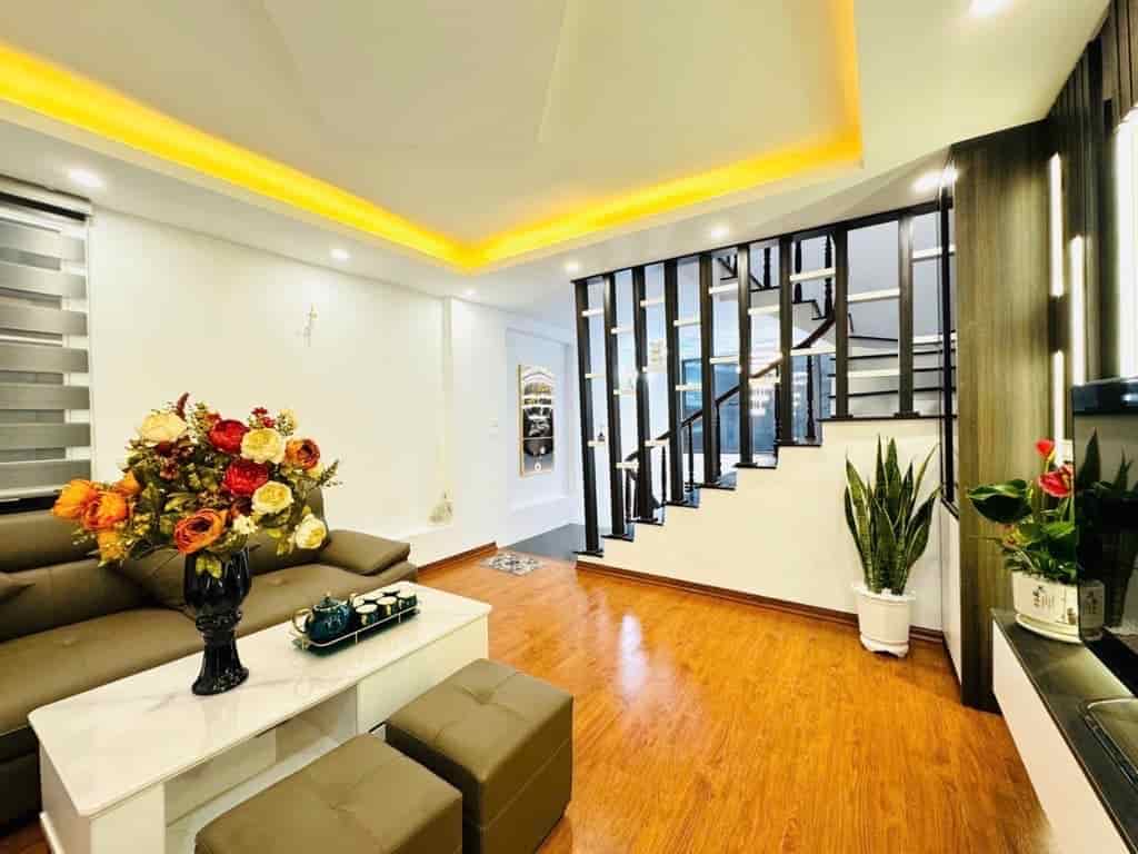 Bán nhà Yên Duyên 50m², 5 tầng, 3PN, ô tô đỗ cổng, gần hồ, 5.6 tỷ