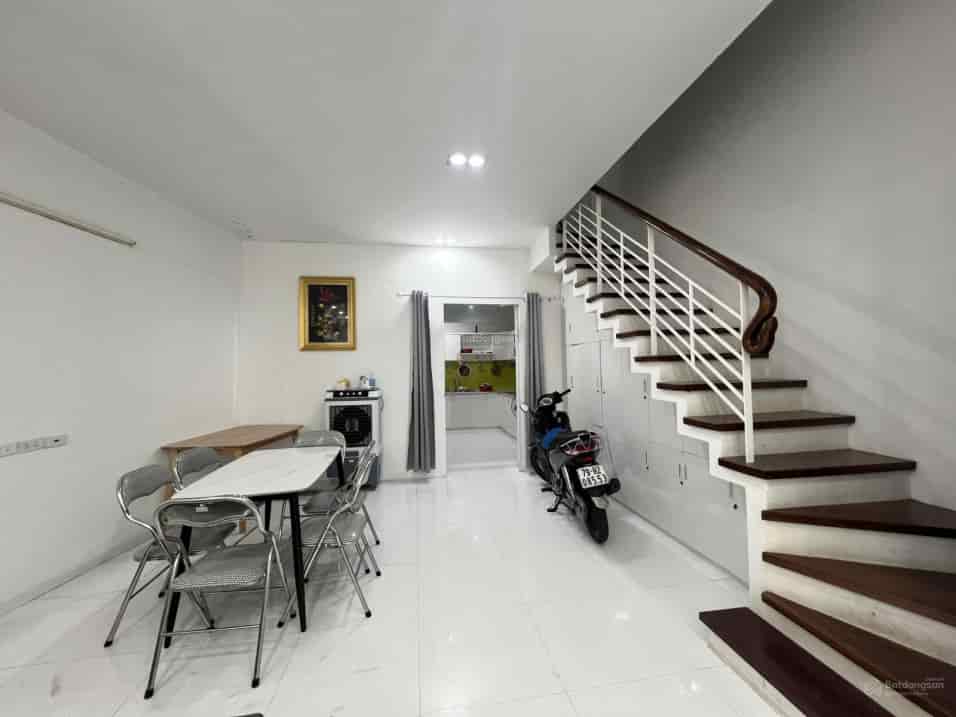 Bán nhà 4 tầng trung tâm TP Nha Trang hẻm thông, gần biển, sổ hồng hoàn công đầy đủ