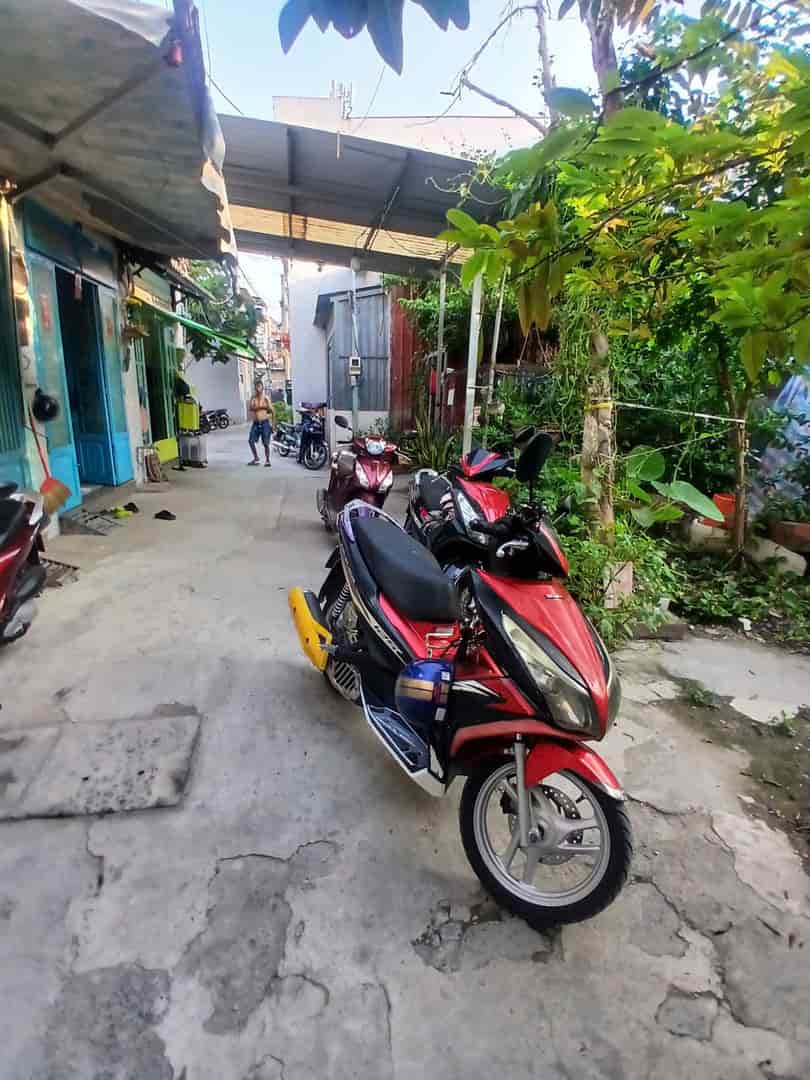 Bán Miếng đất ngay đối diện Giga Mall Phạm Văn Đồng, đất rộng 4,5m vuông vứt, khu dân cư đông kín đa tiện ích