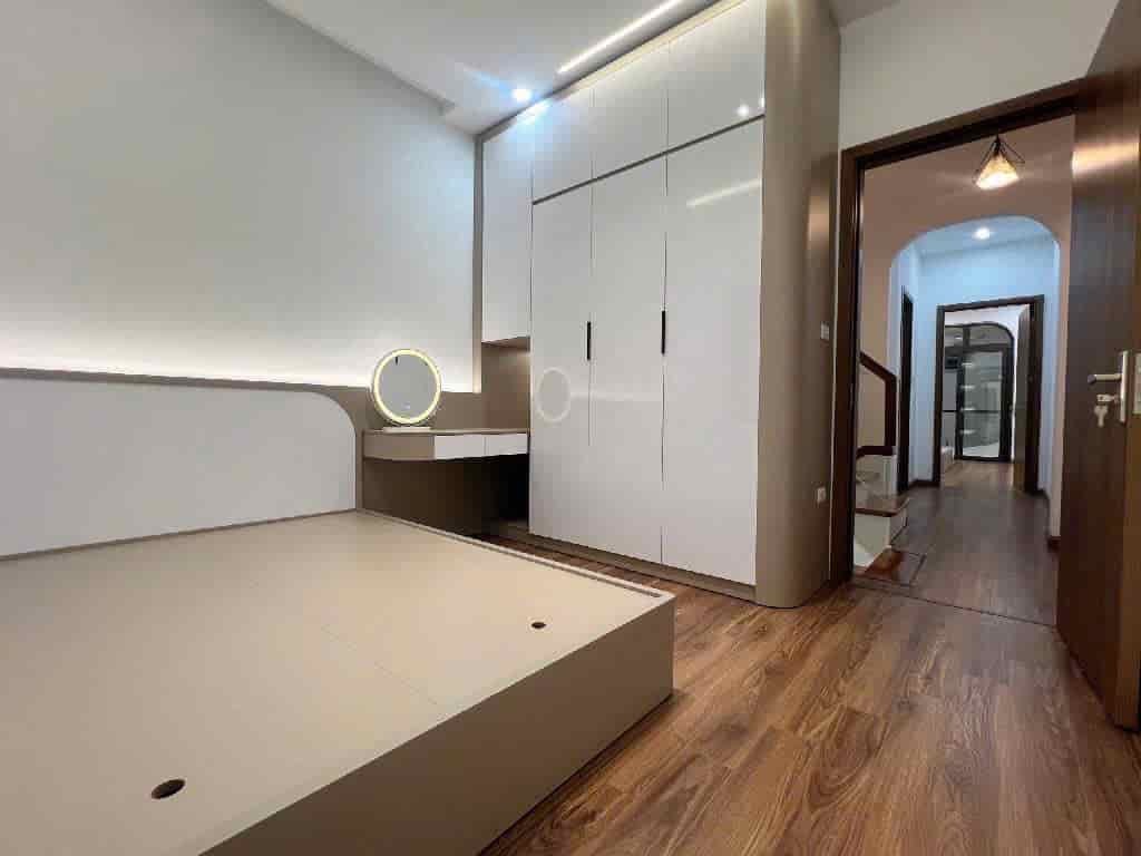 Bán Nhà Đê La Thành Nhỏ, 35m², Gần Phố, Ngõ Nông, Nhà Mới Đẹp, Ở Luôn, 7.7 Tỷ