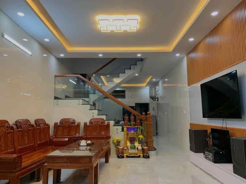 Bán nhà mặt phố Q.9, 105m2, 4 tầng, 6PN, 6 WC, sổ hồng Giá chỉ 7.5 tỷ