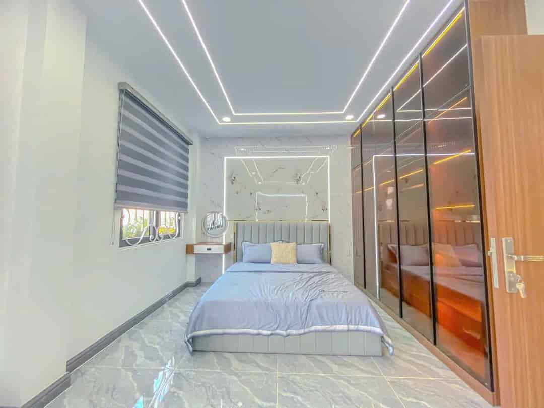 Bán Siêu phẩm có THANG MÁY 7x15m. Đúc 5 tấm MT đường TCH10 Q12