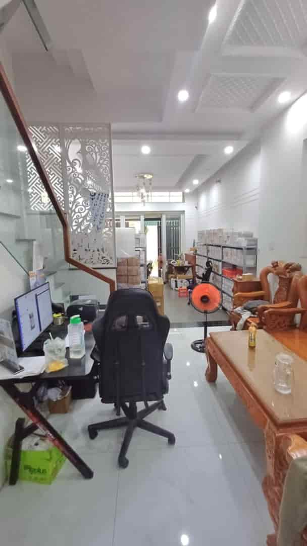Chủ gấp Bán nhà đẹp hxh đường trần bá giao Dương quảng hàm vô cùng tiện ích, giá siêu tốt.