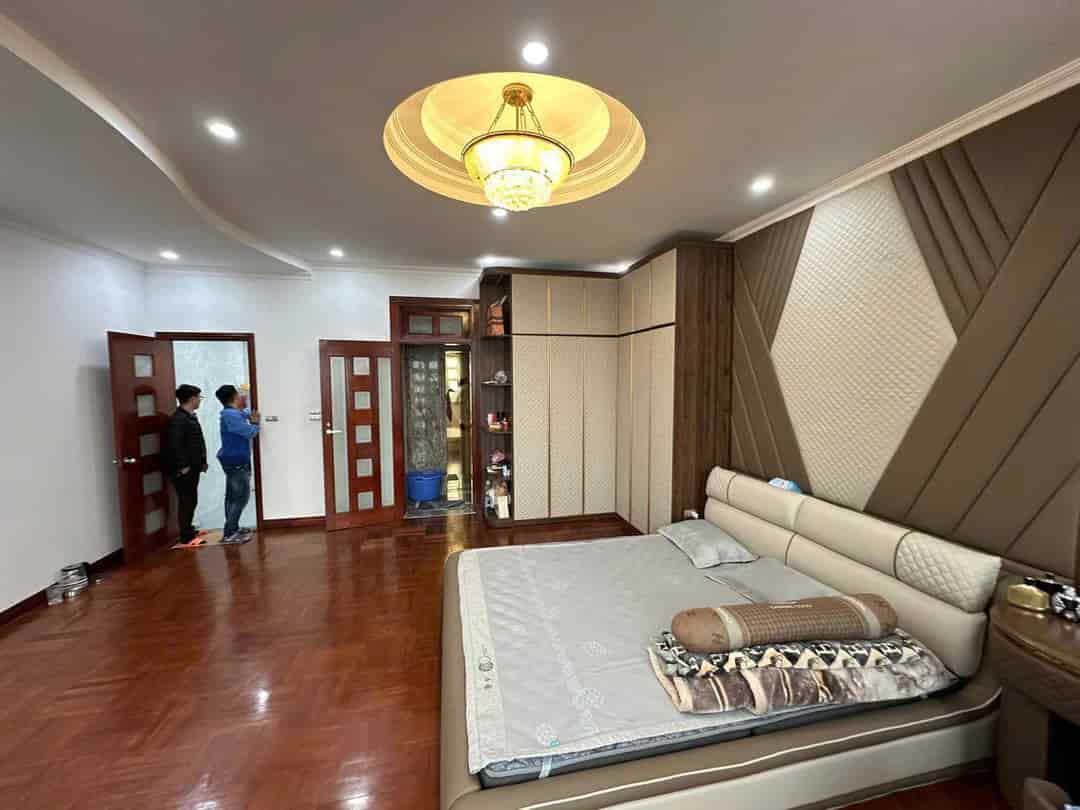 Bán nhà phố Nguyên Hồng 70m2, 4 tầng, mặt tiền 5.6m ô tô kinh doanh giá chỉ 28.5 tỷ