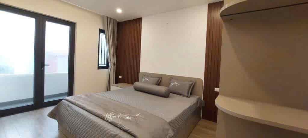 Bán căn hộ tập thể tầng 3, Nghĩa Tân, DTSD 160m2, 3 ngủ, căn góc, ô tô vào được, 5 tỷ.