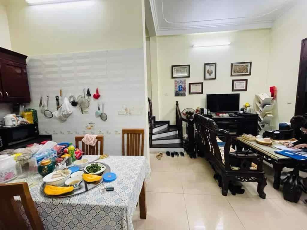 NHÀ DÂN XÂY CHẮC CHẮN TRUNG TÂM CẦU GIẤY XE TẢI SÁT CỬA  45M2 HƠN 10 TỶ