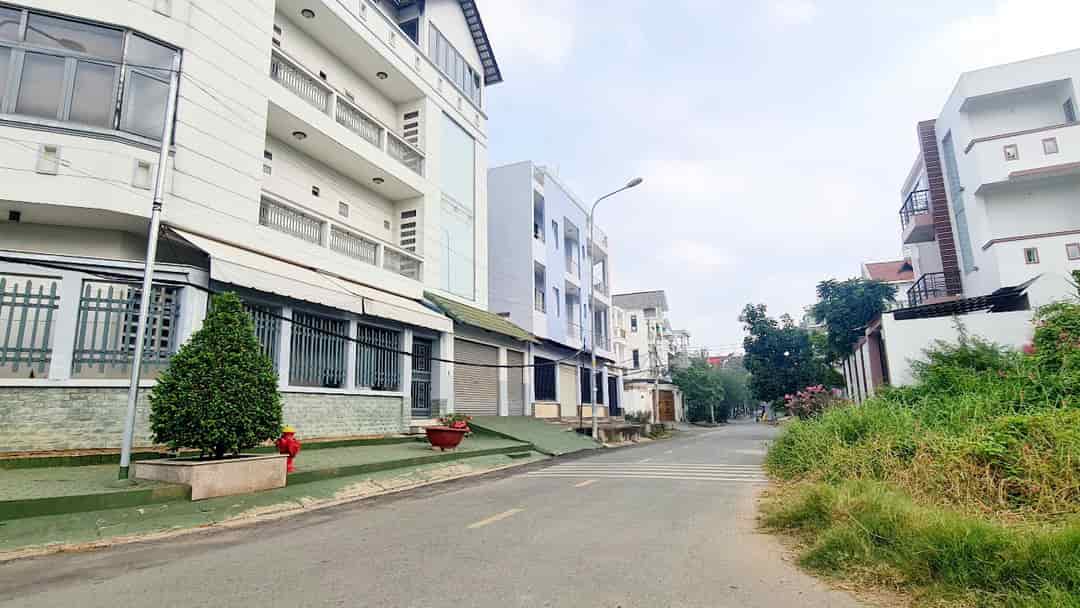 BÁN NHÀ 3 TẦNG 108.6M2 5x21M, MẶT TIỀN ĐƯỜNG KDC, ĐƯỜNG RỘNG 10M, NHỈNH 7 TỶ, NHÀ GẦN CÔNG VIÊN, ĐẦY ĐỦ