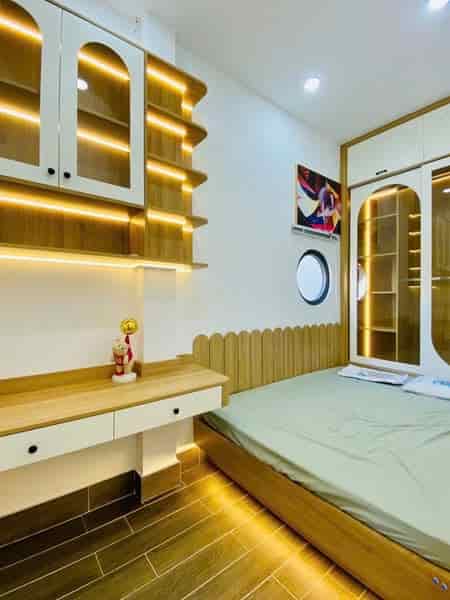 NHÀ ĐẸP NGAY EMART 2 TẶNG FULL NỘI THẤT XE HƠI ĐỖ CỬA VỊ TRÍ VÀNG QUANG TRUNG CHƯA TỚI 5 ĐỒNG