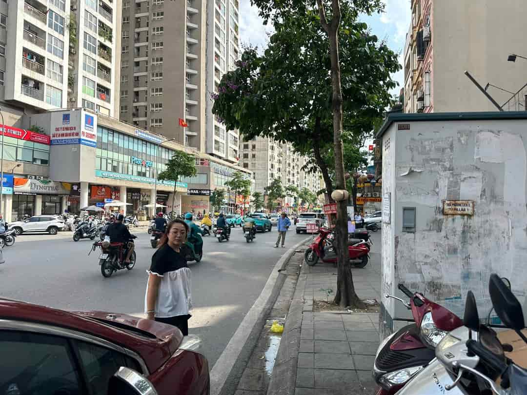 Chính chủ bán gấp nhà Mặt phố Phạm Ngọc Thạch giá 29.5 tỷ, 65m2, Hè 5m.