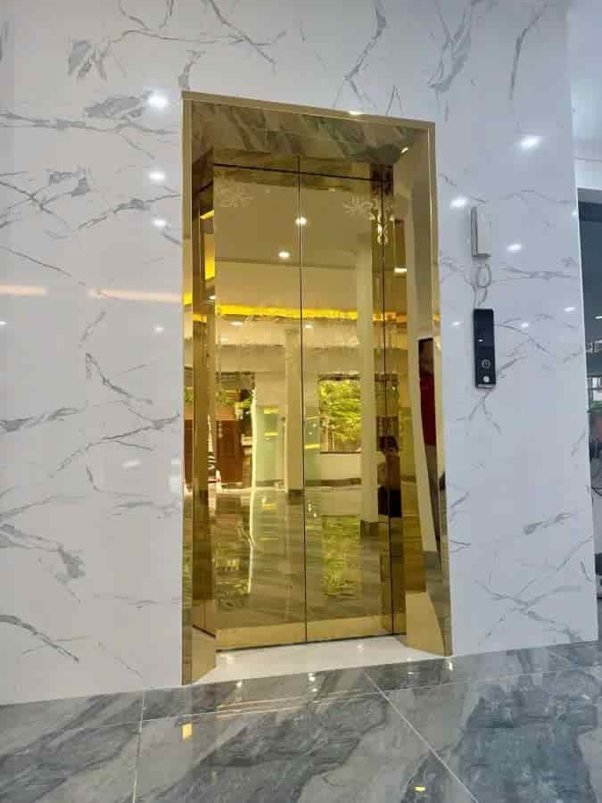 Cho thuê Nhà hàng, VP, KD, Đội Cấn, thang máy, vỉa hè 95m2, 5T, 32 Tr