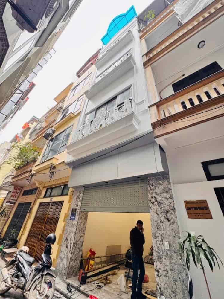 BÁN NHÀ NGUYỄN ĐÌNH HOÀN, ĐẲNG CẤP DÂN XÂY, MỘT NHÀ RA PHỐ, PHÂN LÔ GARA Ô TÔ, THÁNG MÁY, KINH DOANH