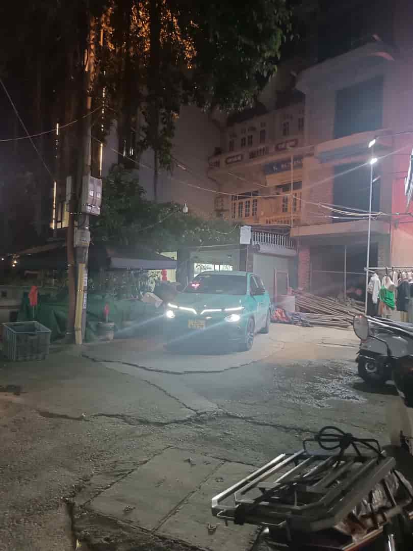 Bán đất phân lô Tứ Hiệp, 45m2,  mặt tiền 5.2m, giá 6.2 tỷ, ô tô tránh đỗ