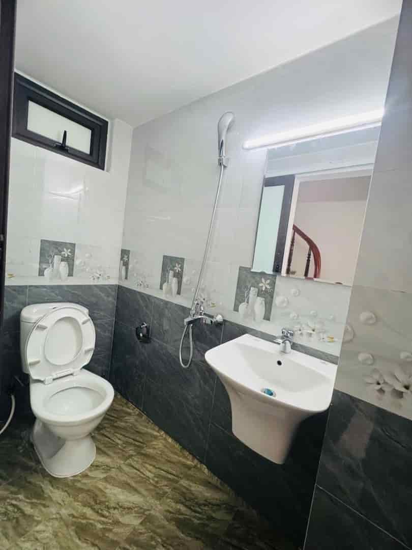 Bán nhà 6 tầng, 40m2, mặt tiền 4m, 50m ra đường Ngọc Hồi, ô tô vào nhà