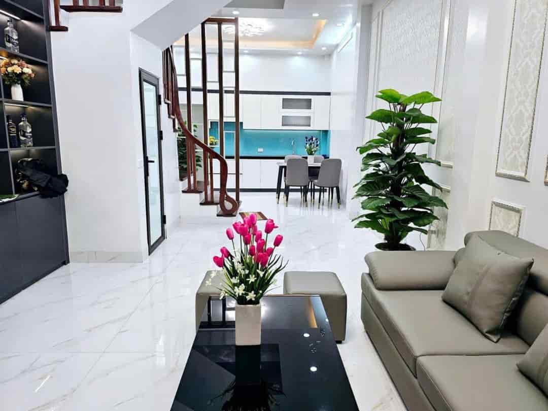 Nhà 5 tầng, ngõ 68 Cầu Giấy, 38m², sân để xe, 10.8 tỷ